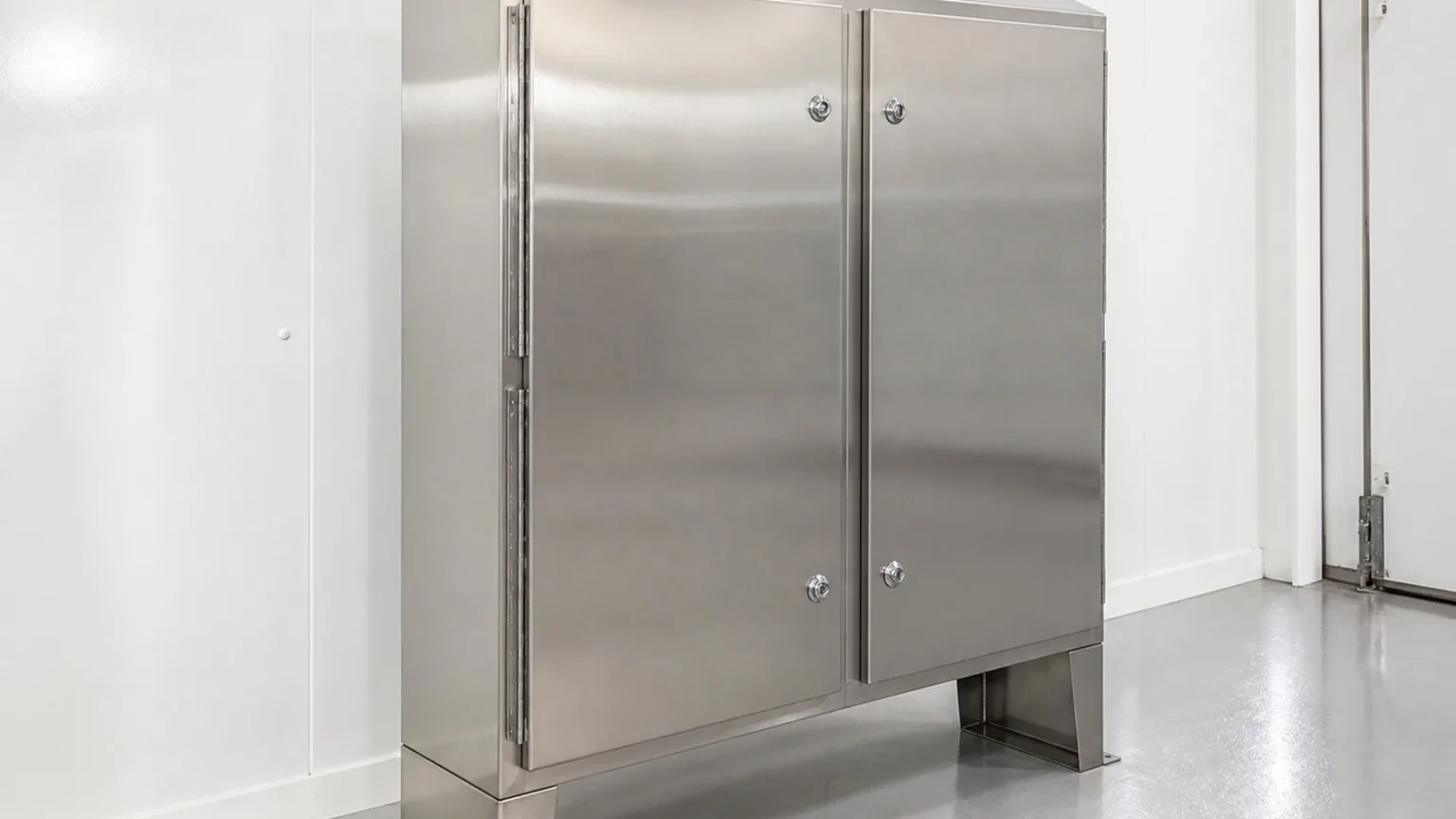 Free-standing two-door 4X enclosure — FabTek Industries